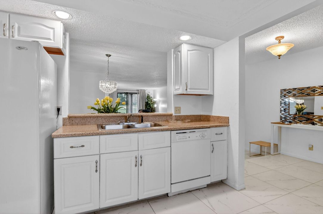 For Rent: $3,500 (2 beds, 2 baths, 1300 Square Feet)