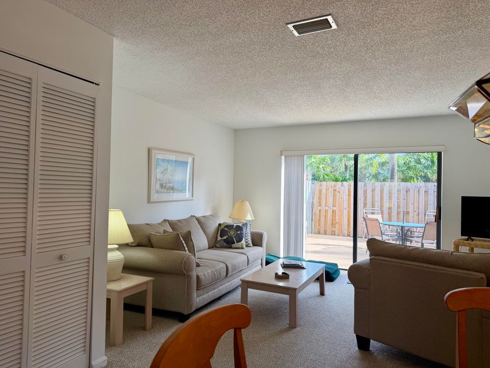 For Sale: $285,000 (2 beds, 1 baths, 1234 Square Feet)