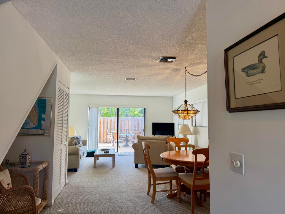 For Sale: $285,000 (2 beds, 1 baths, 1234 Square Feet)