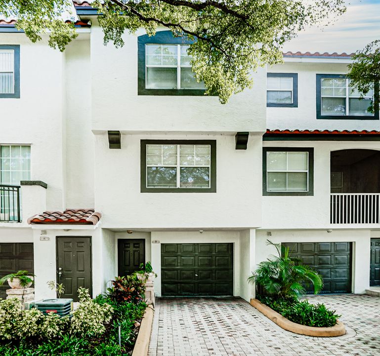 For Rent: $3,995 (3 beds, 3 baths, 2178 Square Feet)