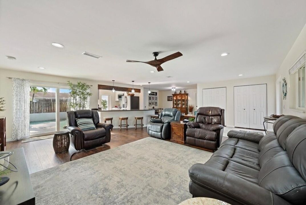 En Venta: $705,000 (4 camas, 2 baños, 1976 Pies cuadrados)