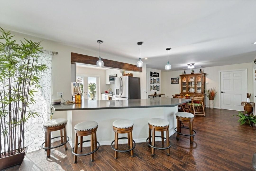 En Venta: $705,000 (4 camas, 2 baños, 1976 Pies cuadrados)