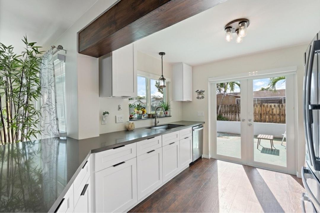 En Venta: $705,000 (4 camas, 2 baños, 1976 Pies cuadrados)