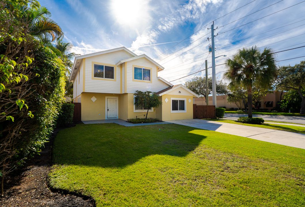 For Rent: $4,995 (4 beds, 2 baths, 1902 Square Feet)