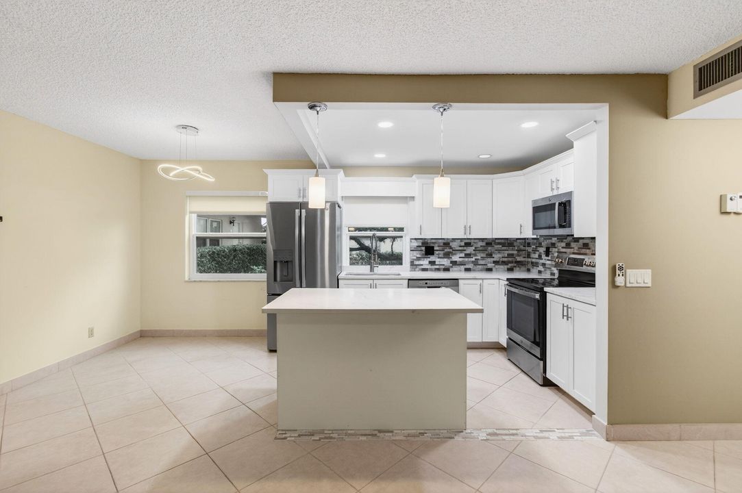 En Venta: $165,000 (2 camas, 2 baños, 907 Pies cuadrados)