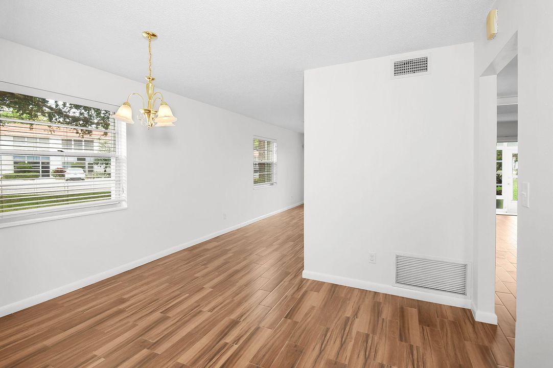 For Sale: $155,000 (2 beds, 2 baths, 1089 Square Feet)