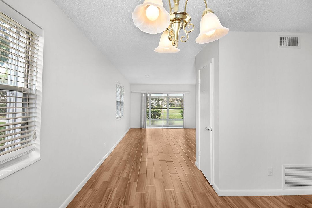 For Sale: $155,000 (2 beds, 2 baths, 1089 Square Feet)