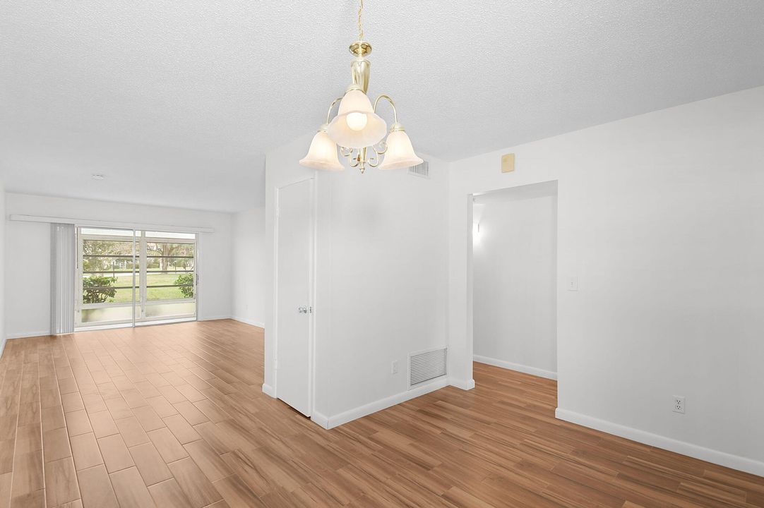 For Sale: $155,000 (2 beds, 2 baths, 1089 Square Feet)