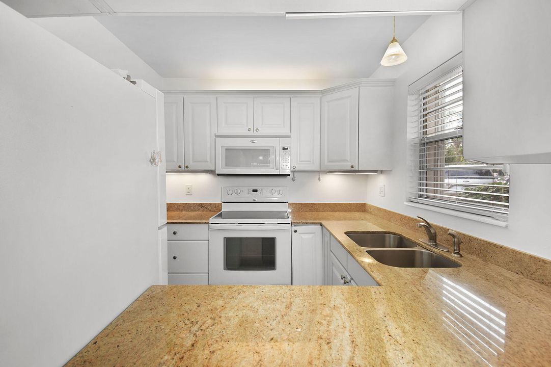 For Sale: $155,000 (2 beds, 2 baths, 1089 Square Feet)