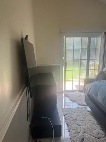 For Rent: $1,000 (1 beds, 1 baths, 2396 Square Feet)