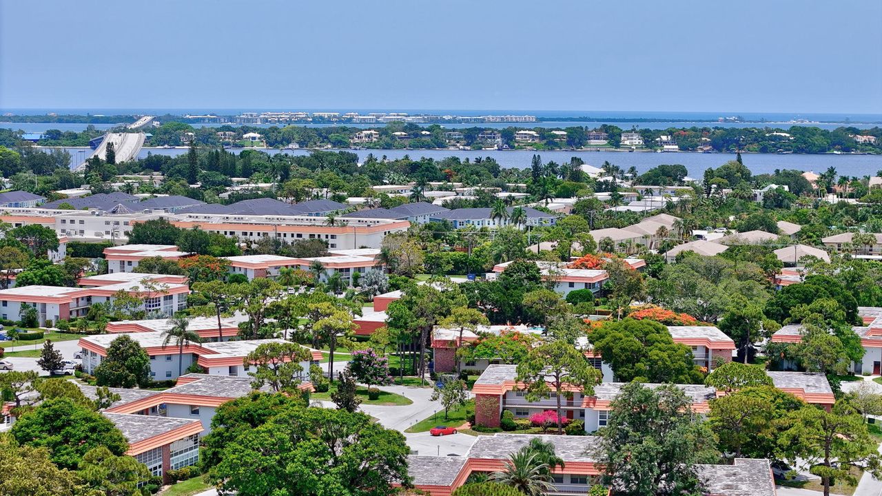 For Sale: $155,000 (2 beds, 2 baths, 1089 Square Feet)