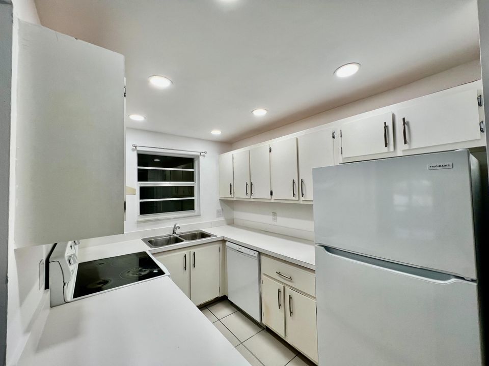 В аренду: $1,750 (2 спален, 2 ванн, 978 Квадратных фут)