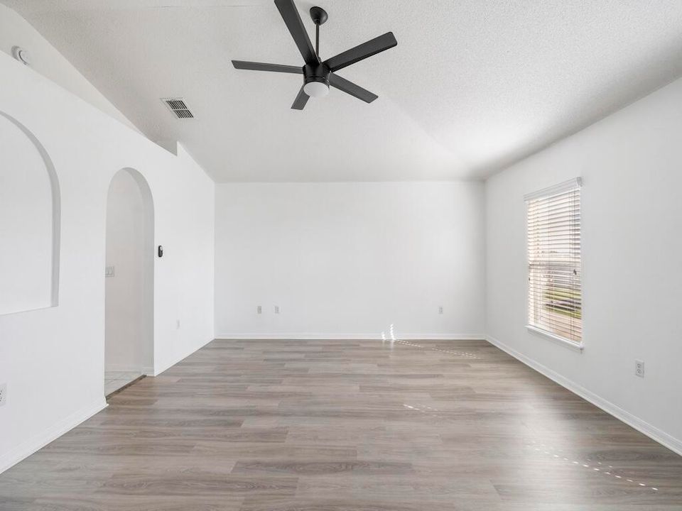 For Rent: $3,500 (4 beds, 2 baths, 2792 Square Feet)