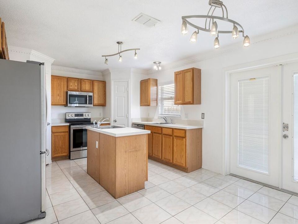 For Rent: $3,500 (4 beds, 2 baths, 2792 Square Feet)