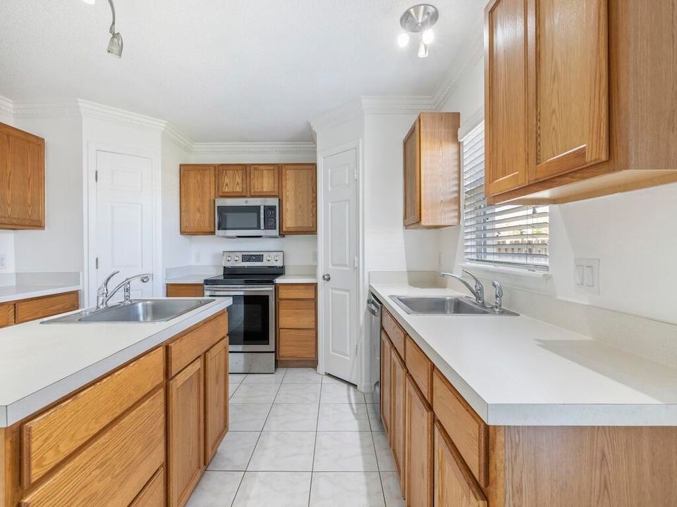 For Rent: $3,500 (4 beds, 2 baths, 2792 Square Feet)