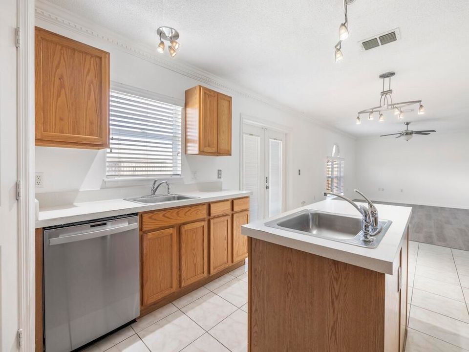 For Rent: $3,500 (4 beds, 2 baths, 2792 Square Feet)