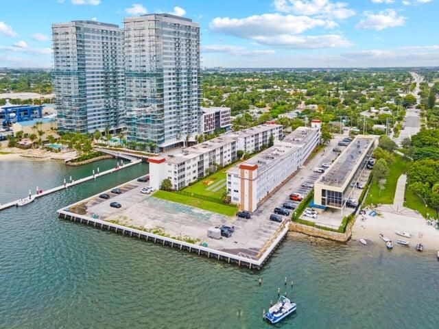 For Rent: $1,950 (2 beds, 1 baths, 948 Square Feet)