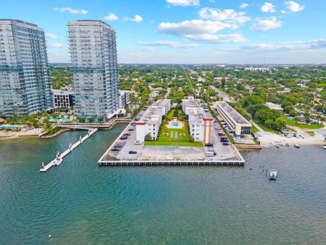 For Rent: $1,950 (2 beds, 1 baths, 948 Square Feet)