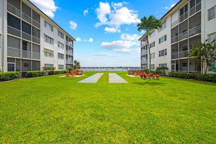 For Rent: $1,950 (2 beds, 1 baths, 948 Square Feet)