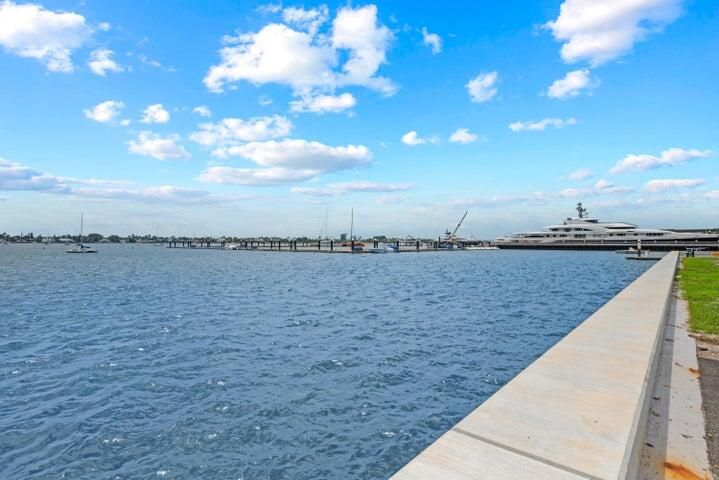 For Rent: $1,950 (2 beds, 1 baths, 948 Square Feet)