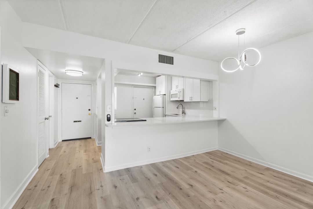 For Rent: $1,950 (2 beds, 1 baths, 948 Square Feet)