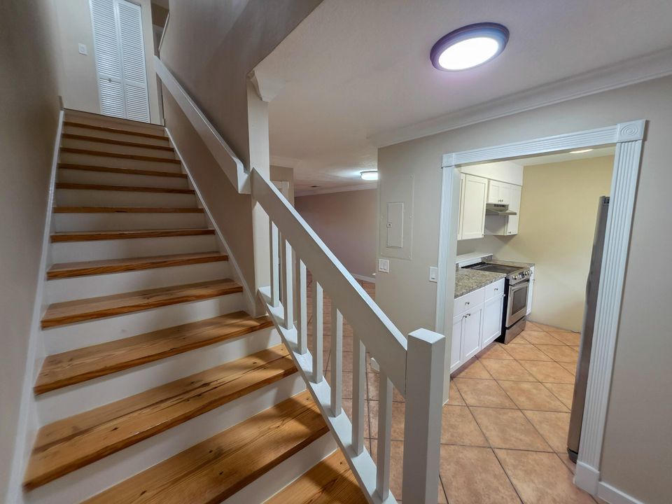 合同活跃: $2,100 (2 贝兹, 2 浴室, 1226 平方英尺)