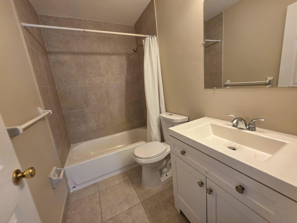 合同活跃: $2,100 (2 贝兹, 2 浴室, 1226 平方英尺)