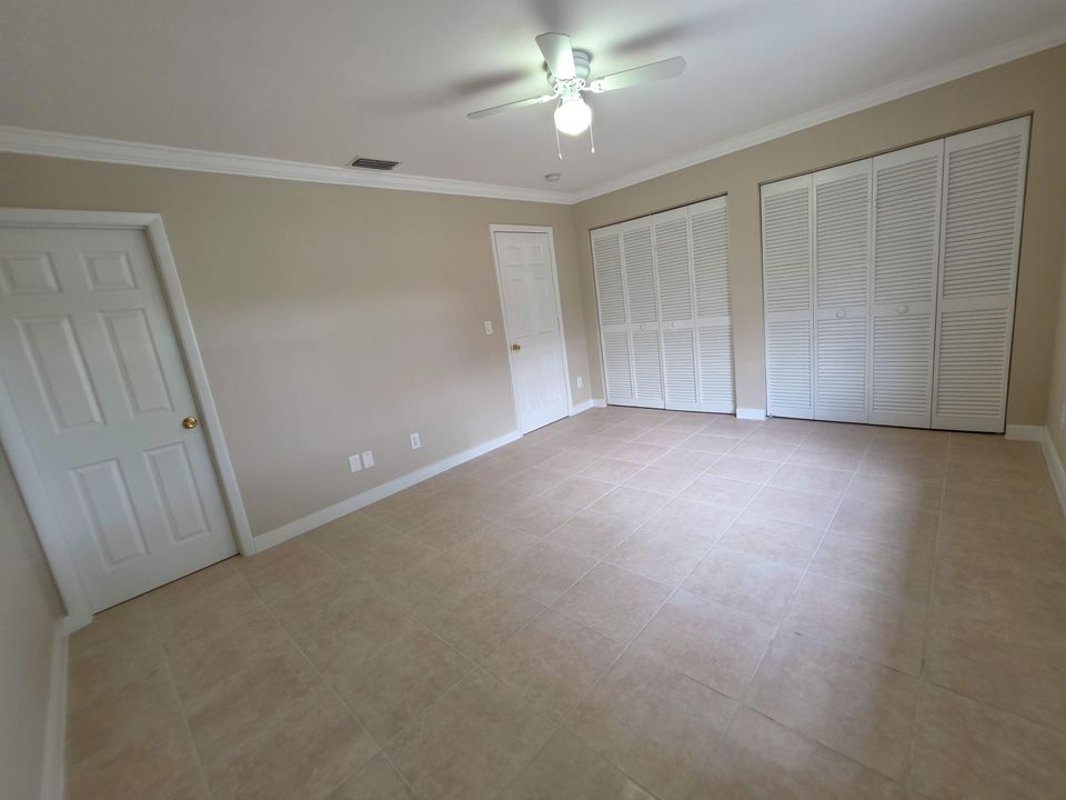 合同活跃: $2,100 (2 贝兹, 2 浴室, 1226 平方英尺)