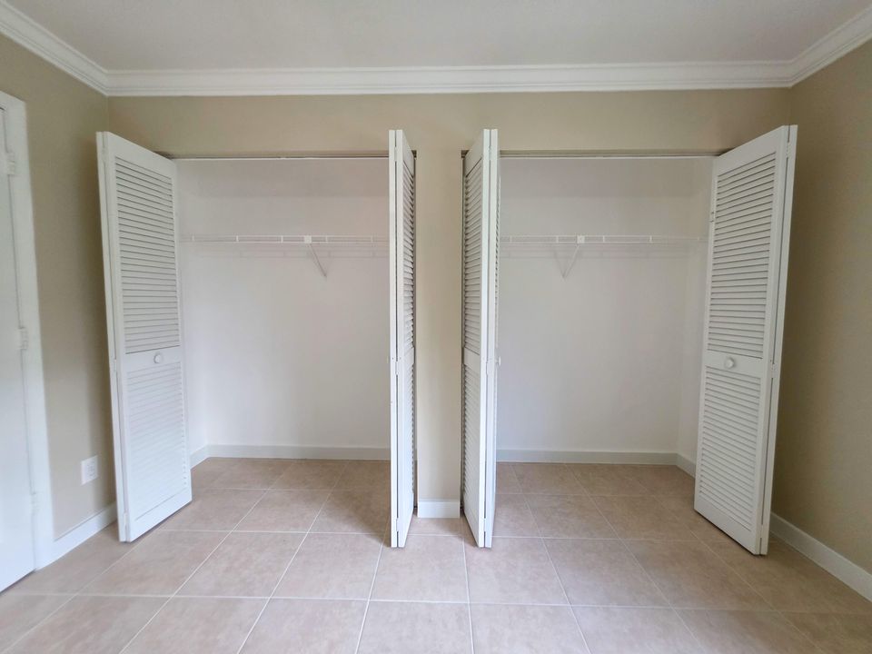 合同活跃: $2,100 (2 贝兹, 2 浴室, 1226 平方英尺)