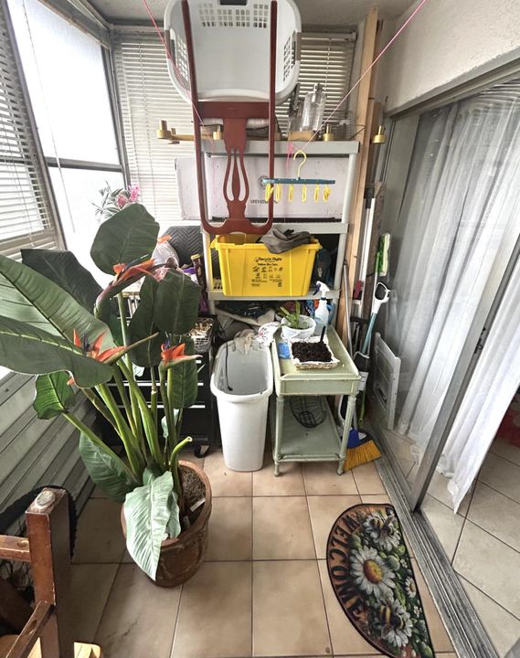 For Sale: $55,800 (1 beds, 1 baths, 806 Square Feet)