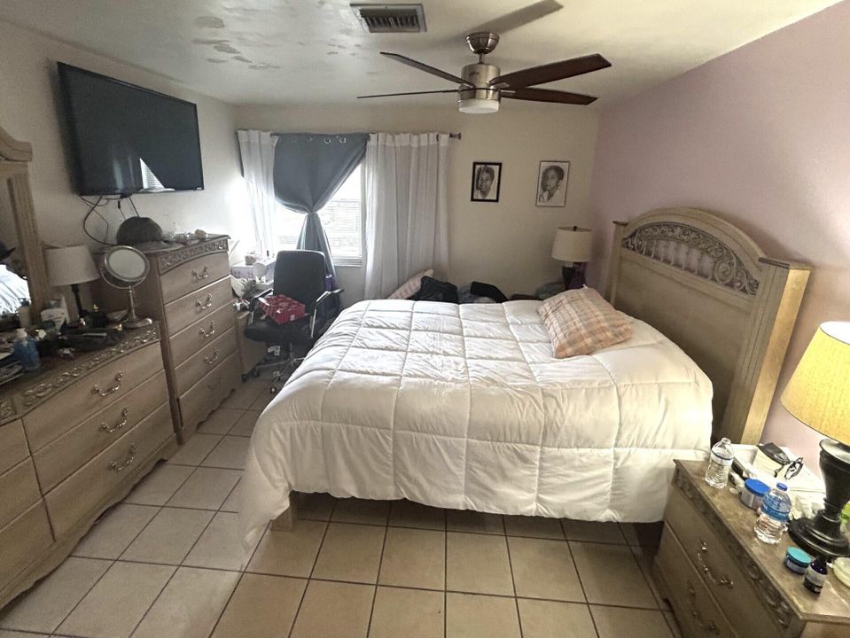 For Sale: $55,800 (1 beds, 1 baths, 806 Square Feet)