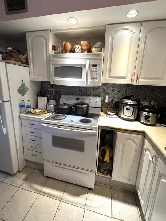 For Sale: $55,800 (1 beds, 1 baths, 806 Square Feet)