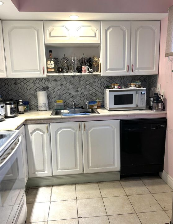 For Sale: $55,800 (1 beds, 1 baths, 806 Square Feet)