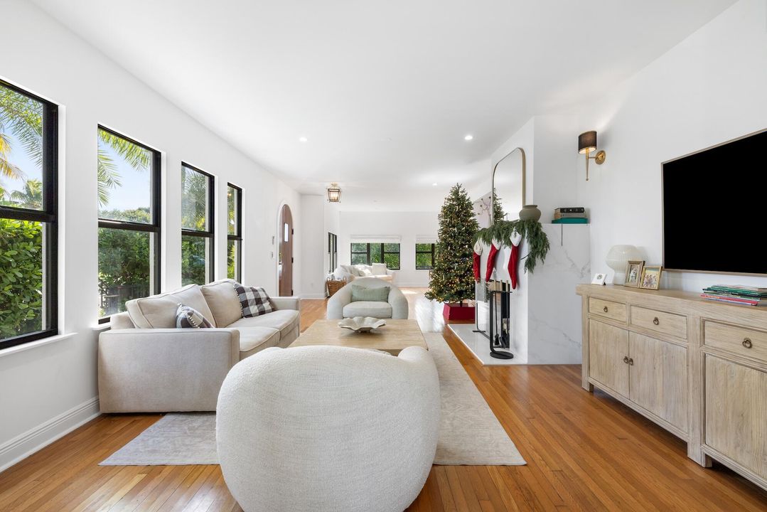 En Venta: $1,897,000 (3 camas, 3 baños, 2815 Pies cuadrados)