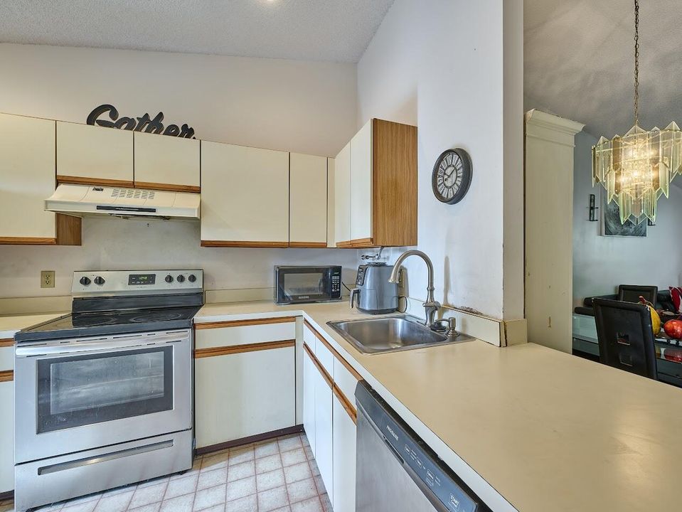 На продажу: $302,000 (3 спален, 2 ванн, 1298 Квадратных фут)