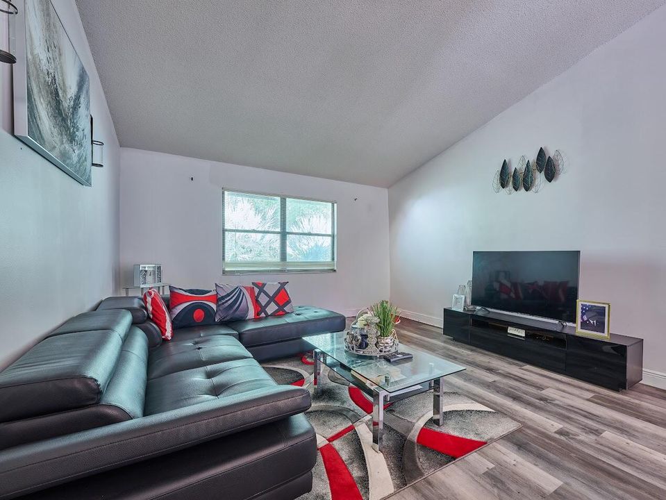 На продажу: $302,000 (3 спален, 2 ванн, 1298 Квадратных фут)