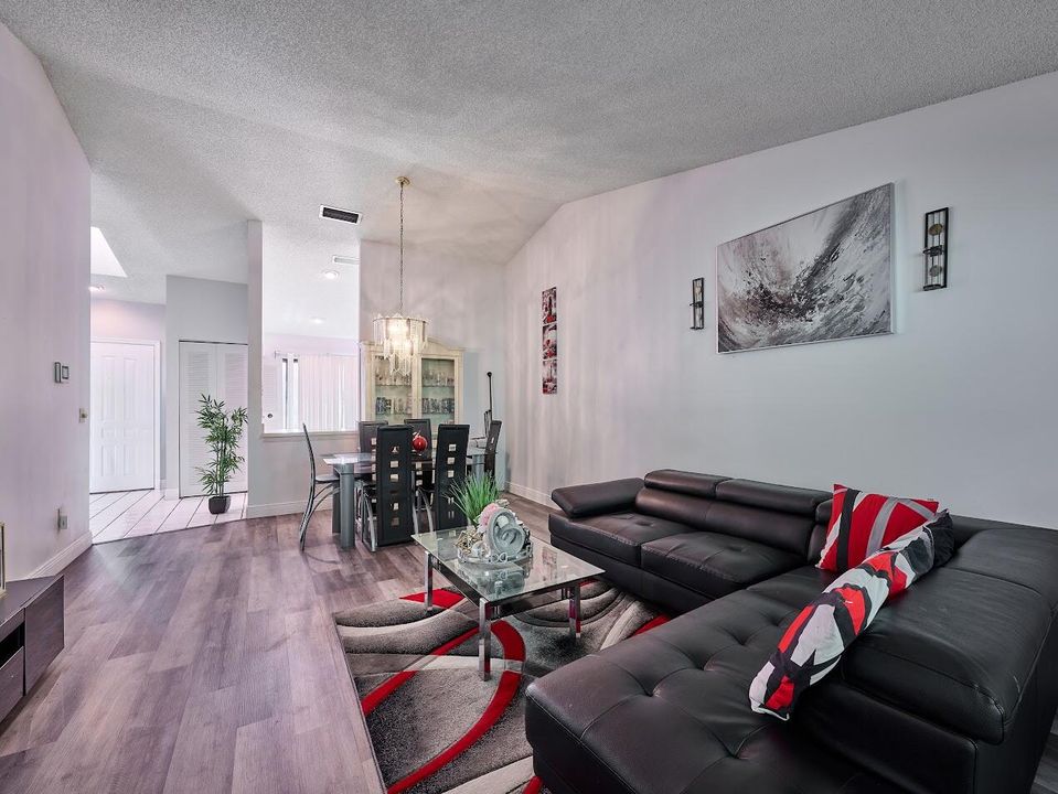 На продажу: $302,000 (3 спален, 2 ванн, 1298 Квадратных фут)