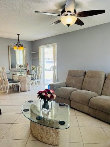 出租: $2,300 (1 贝兹, 1 浴室, 900 平方英尺)