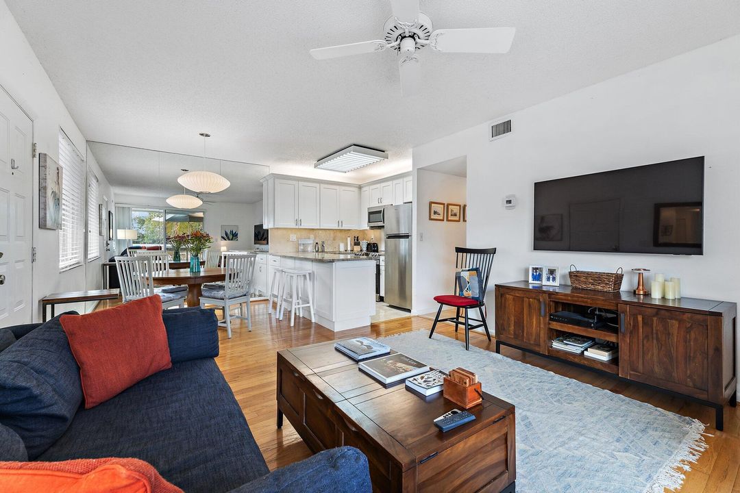 出租: $5,000 (2 贝兹, 2 浴室, 925 平方英尺)