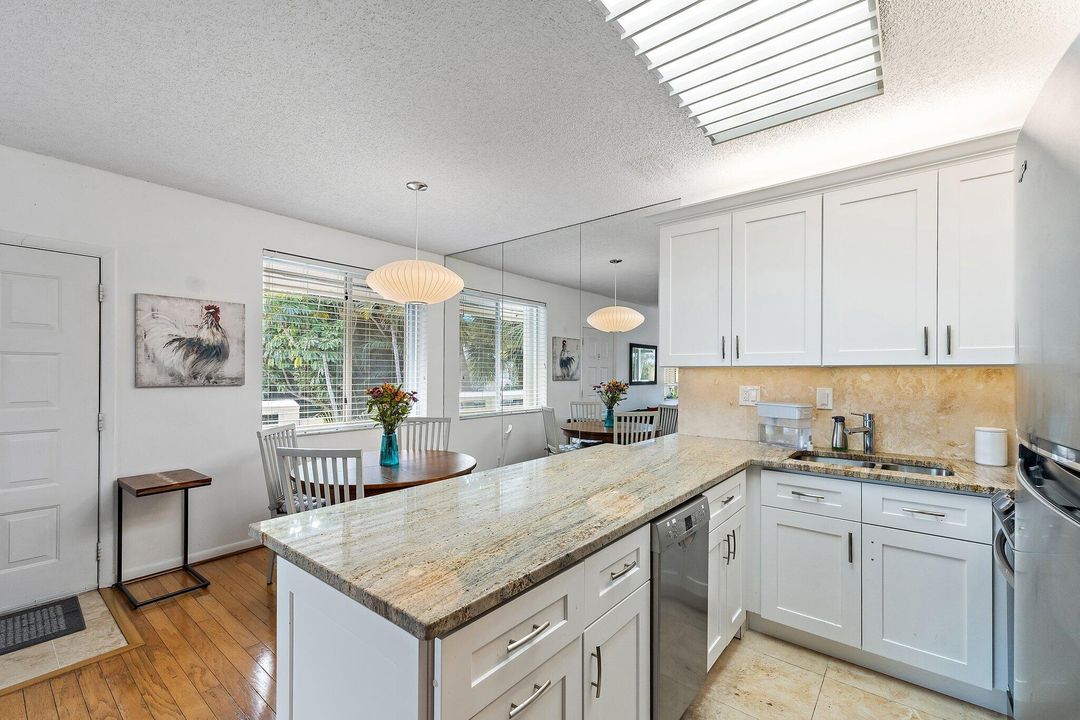 出租: $5,000 (2 贝兹, 2 浴室, 925 平方英尺)