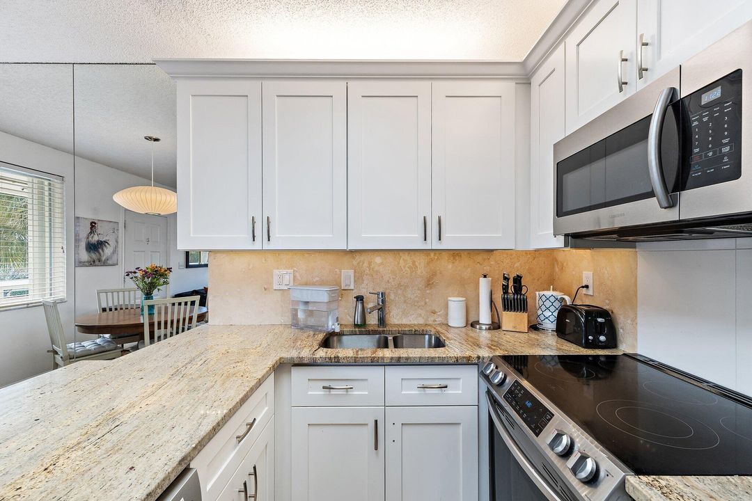 出租: $5,000 (2 贝兹, 2 浴室, 925 平方英尺)