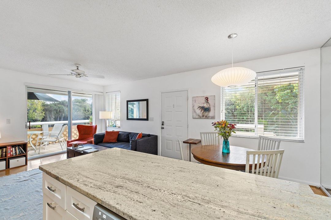 出租: $5,000 (2 贝兹, 2 浴室, 925 平方英尺)