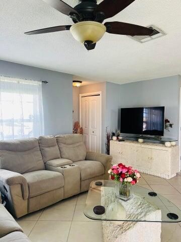 出租: $2,300 (1 贝兹, 1 浴室, 900 平方英尺)