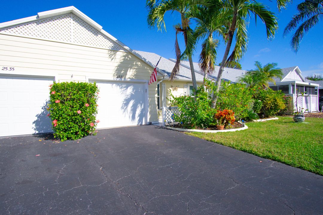 For Sale: $295,000 (2 beds, 2 baths, 1181 Square Feet)