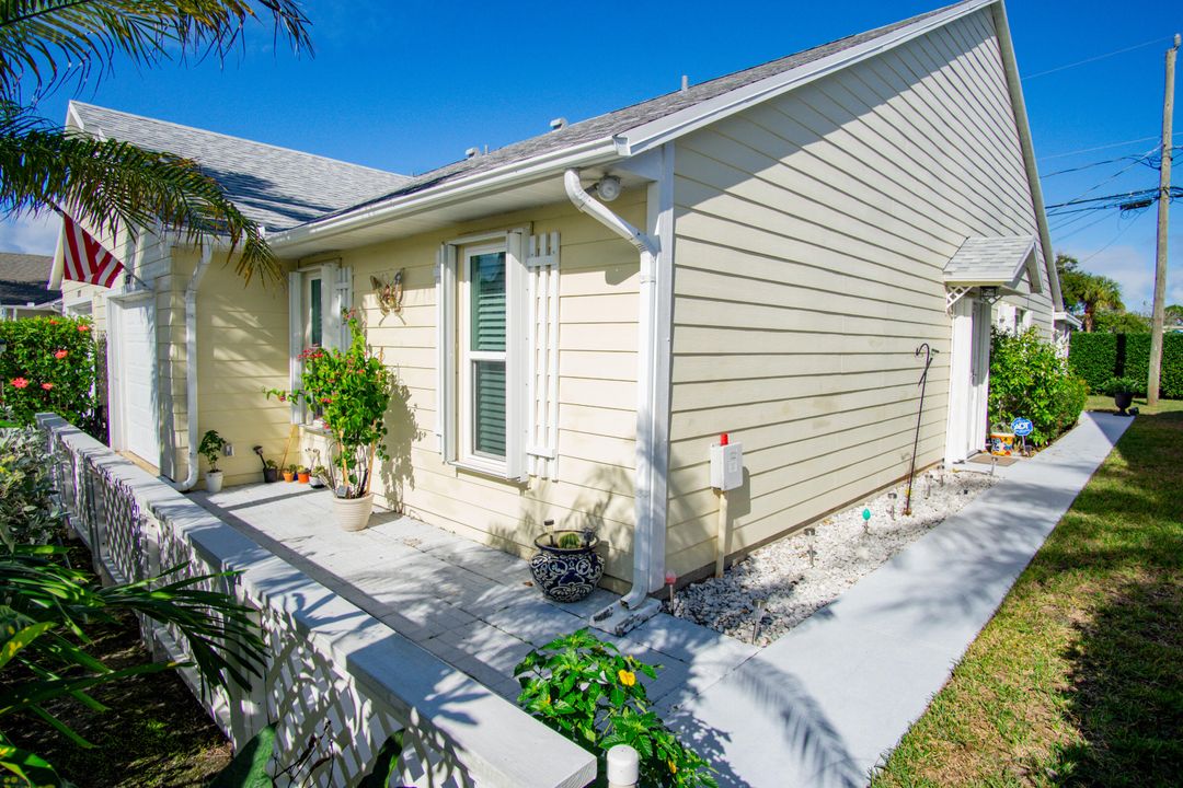 For Sale: $295,000 (2 beds, 2 baths, 1181 Square Feet)