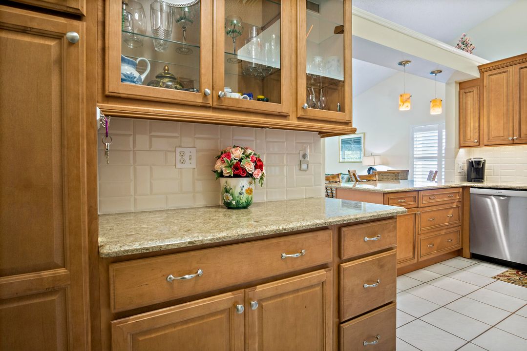 For Sale: $295,000 (2 beds, 2 baths, 1181 Square Feet)