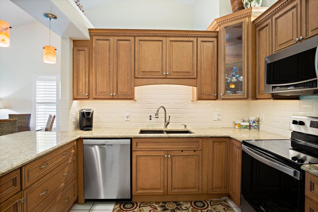 For Sale: $295,000 (2 beds, 2 baths, 1181 Square Feet)