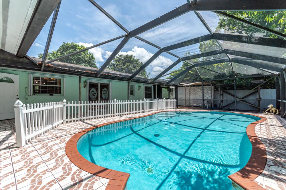 For Sale: $575,000 (5 beds, 4 baths, 2189 Square Feet)