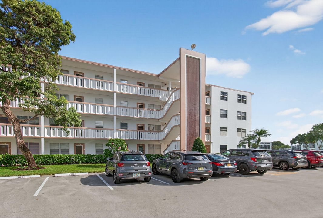 For Sale: $199,000 (2 beds, 2 baths, 916 Square Feet)