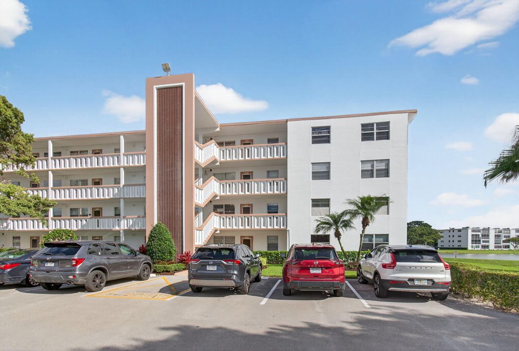 For Sale: $199,000 (2 beds, 2 baths, 916 Square Feet)